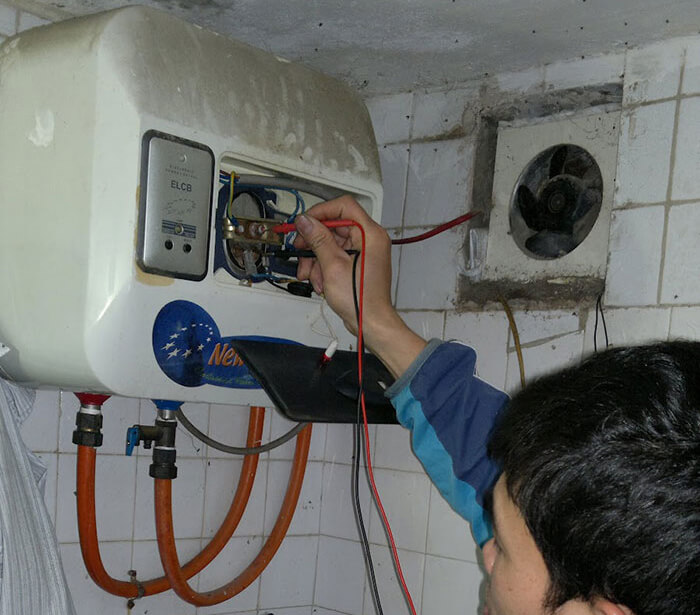 Bình nóng lạnh không vào điện – Cảnh báo rò điện, chập cháy nguy hiểm! 1 binh nuoc nong ro dien ra ngoai