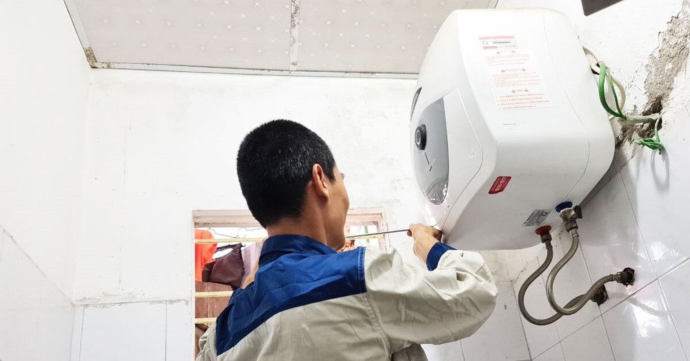 Sửa bình nóng lạnh tại nhà Hà Nội - Có mặt sau 15 phút, thợ giỏi, giá rẻ nhất thị trường! 1 photo 1 17003717432151554452945 1700382295490 17003822956171401656872